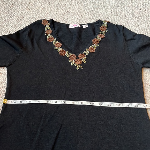 Black sweater with 3-D floral embellishments M - Picture 9 of 11